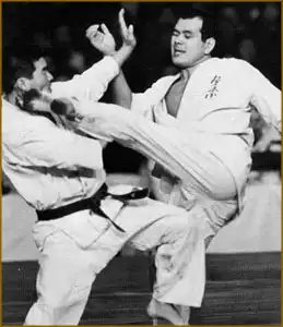 Первый чемпион: Сато Кацуаки ,каратистам посвяшается, ос !