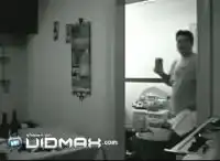 Женщина тупо издевается над своим мужем