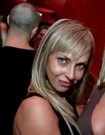 Девушка с подружкой. Подружка далее