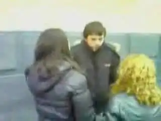 Девушки наезжают на парня. Как-то дико