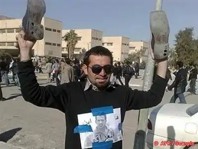 В Иране забросали ботинками портреты Буша