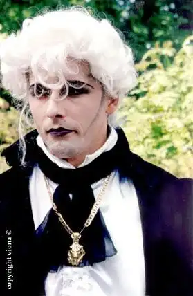 в черном цилиндре, в наряде старинном...