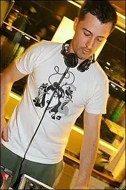 Биография: "Yves Larock"