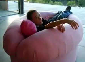 Забавный диванчик (3 фото)