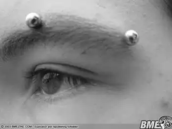 Пирсинг брови