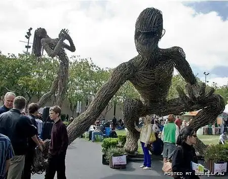 Гигантская скульптура человека из канатов