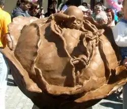 В Томске установлена скульптура «Младенец в капусте»