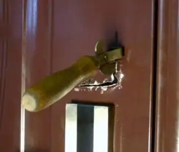 Китайские двери в наших домах открываются пивной открывашкой