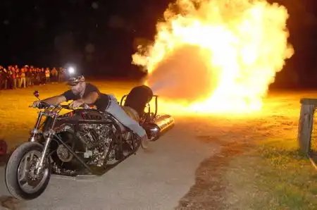 Мотоцикл с реактивным двигателем мощностью 3,800 л.с.