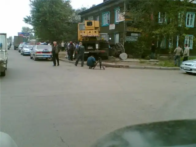 Кран снес тойоту