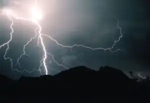 Замедленная видео-съемка молнии