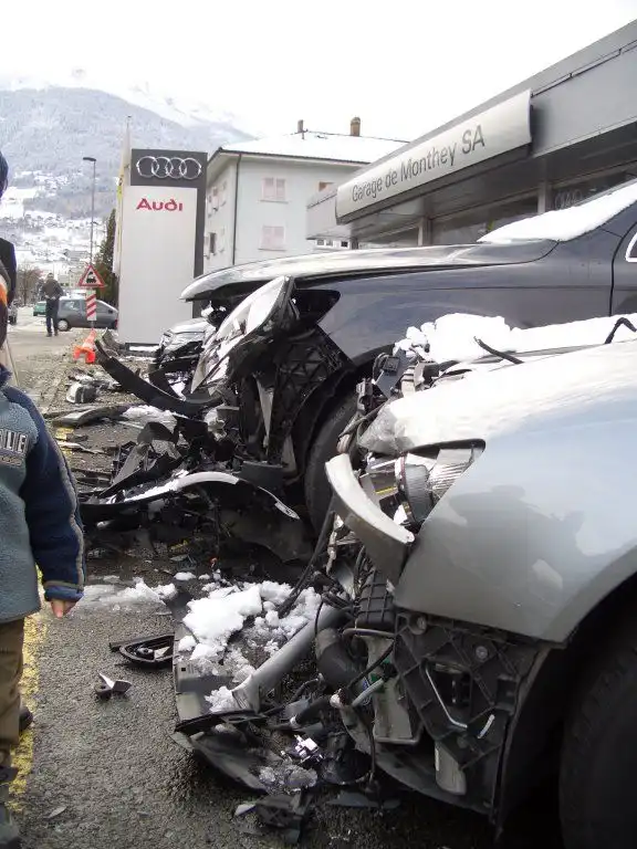 Разбитый магазин Audi в Швейцарии