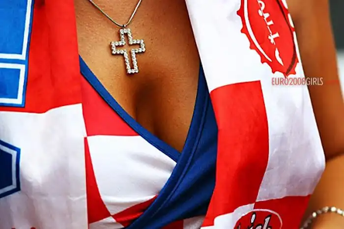 Немного симпатичных болельщиц (43 фото)