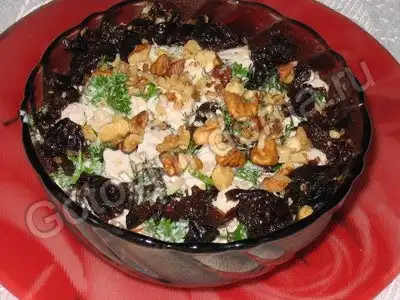 Салат из курицы с черносливом
