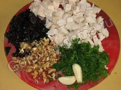 Салат из курицы с черносливом