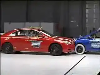 Лобовой удар. Toyota Yaris и Toyota Camry