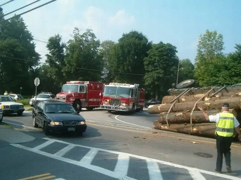 Лесовоз не вписался в поворот