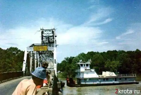 Как проплыть под низким мостом.............