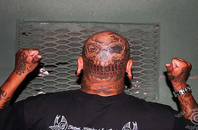 Татуировки на лысых головах.