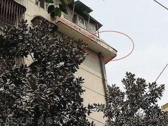 Неудачно выбрал место для парковки.