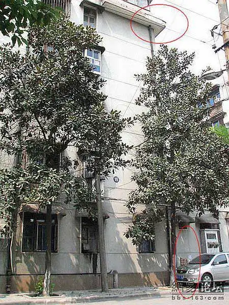 Неудачно выбрал место для парковки.