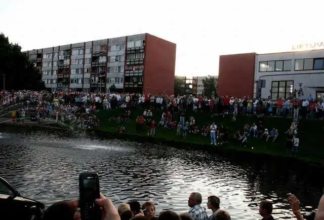 Собрание вокруг фонтана. Почему?