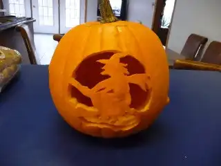 В преддверии Хеллоуина делаем из тыквы "светильник Джека"