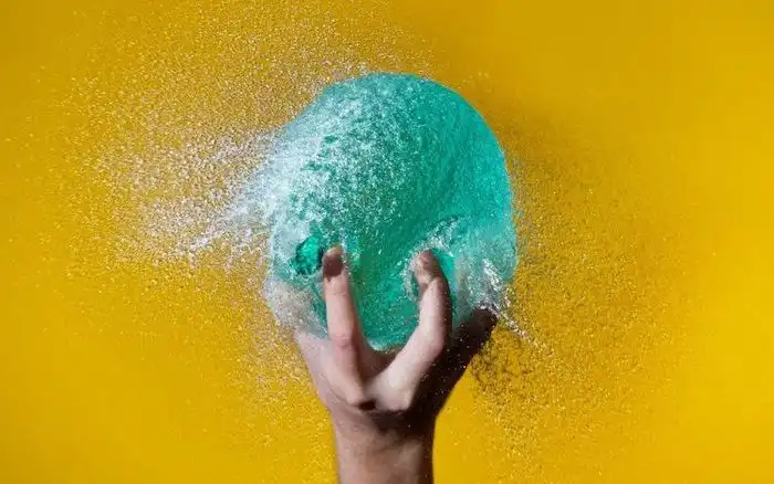 Фотографии лопающихся водных шариков