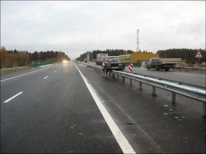 Как автомобиль туда заскочил?