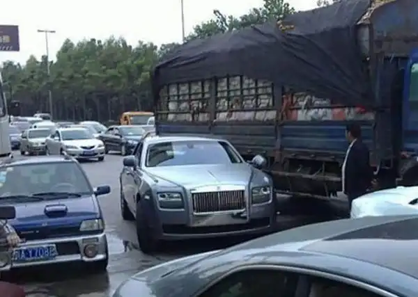 Одновременная авария Lamborgini, Porsche, Rolls Royce Phantom