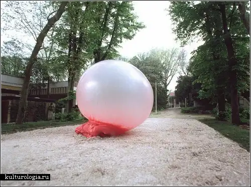 Гигантская жвачка на улицах Венеции.