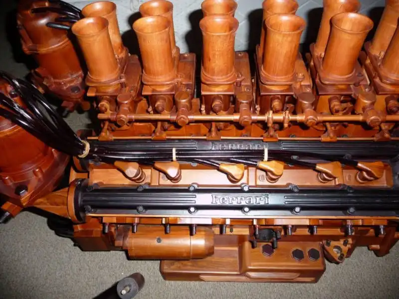 Двигатель Ferrari 365 V12 из дерева
