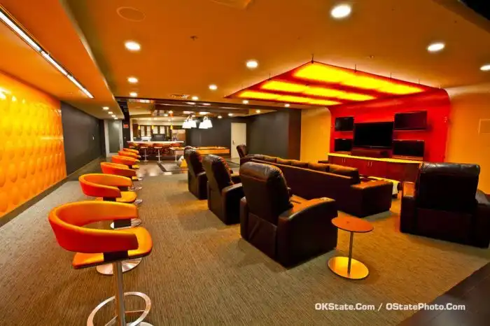 Шикарная раздевалка в университете Оклахомы