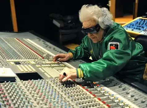 69-летняя бабушка-диджей играет хаус