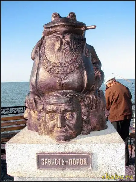 Необычные памятники