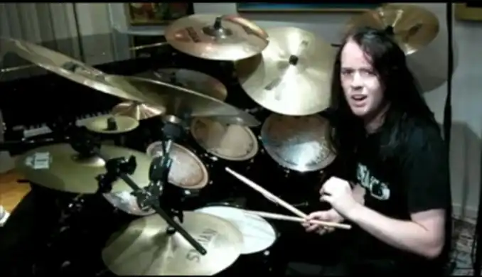 Drum Demonstration - чувак отжигает :)