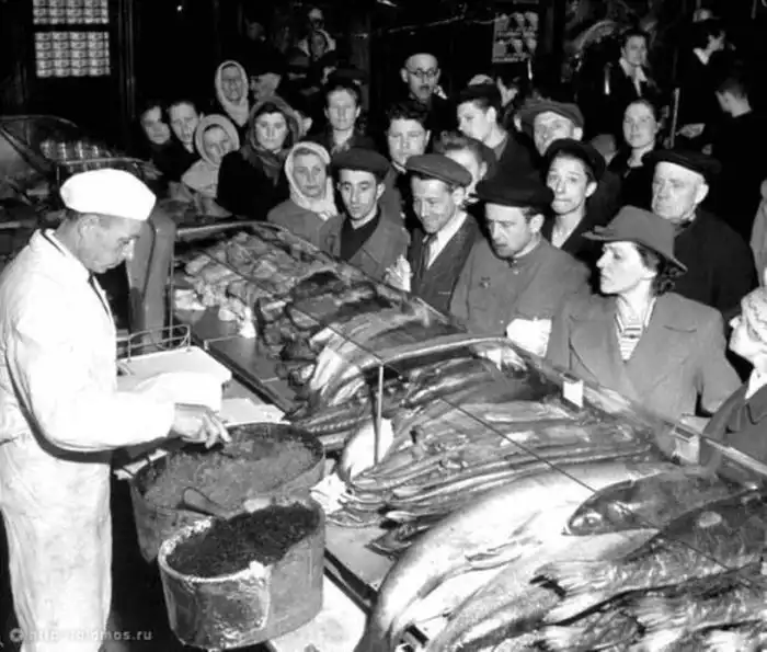 "Пустой" советский магазин...