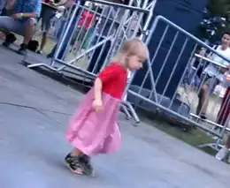 Девочка отжигает