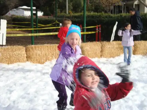 Играем в снежки