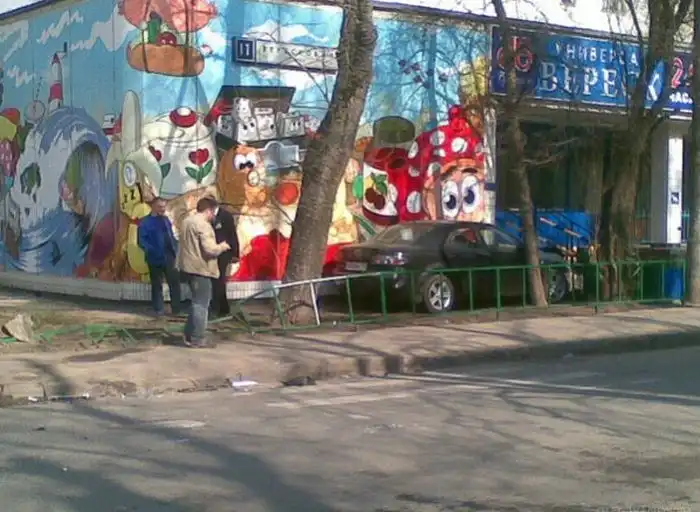 Приехал в магазин (4 фото)