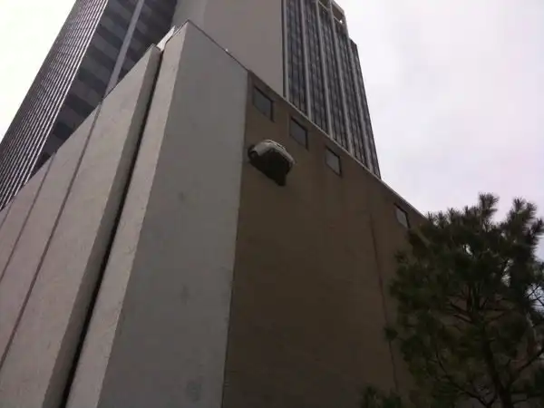 Пробил стену