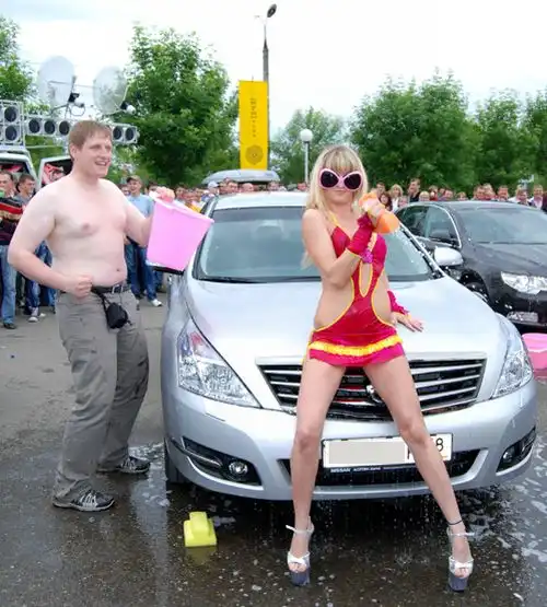 Автомойка в бикини в Ижевске