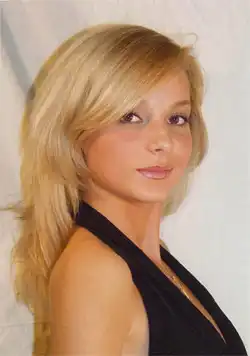 Биографи о 3 знаменитостях