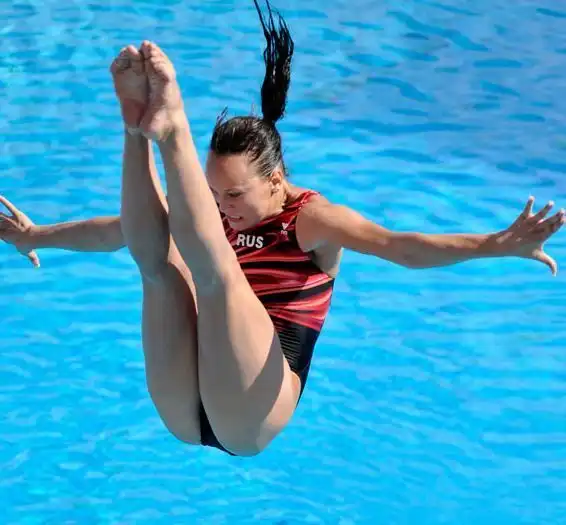 Смешные выражения лиц и позы прыгунов в воду