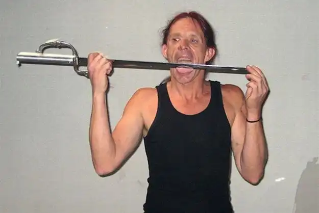 Безумный иллюзионист из Сан-Диего глотает меч с реактивным двигателем