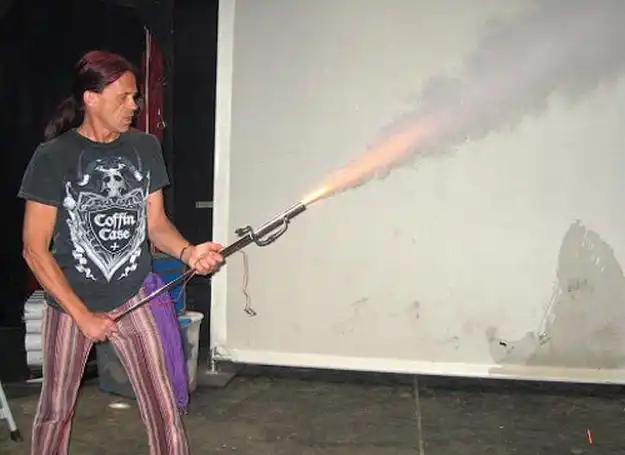 Безумный иллюзионист из Сан-Диего глотает меч с реактивным двигателем