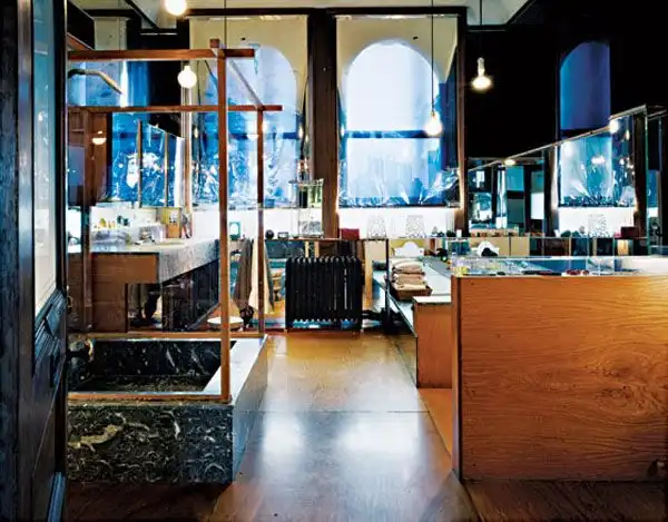 Интересное здание в Нью-Йорке по адресу 190 Bowery