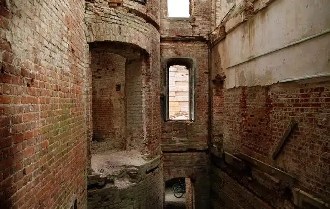 Настоящий заброшенный готический замок во Владимире