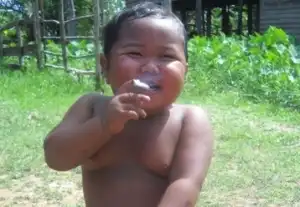 Двухлетний индонезиец, который выкуривал по две пачки в день, бросил курить