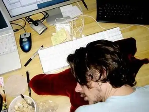 Подушка в виде лужи крови